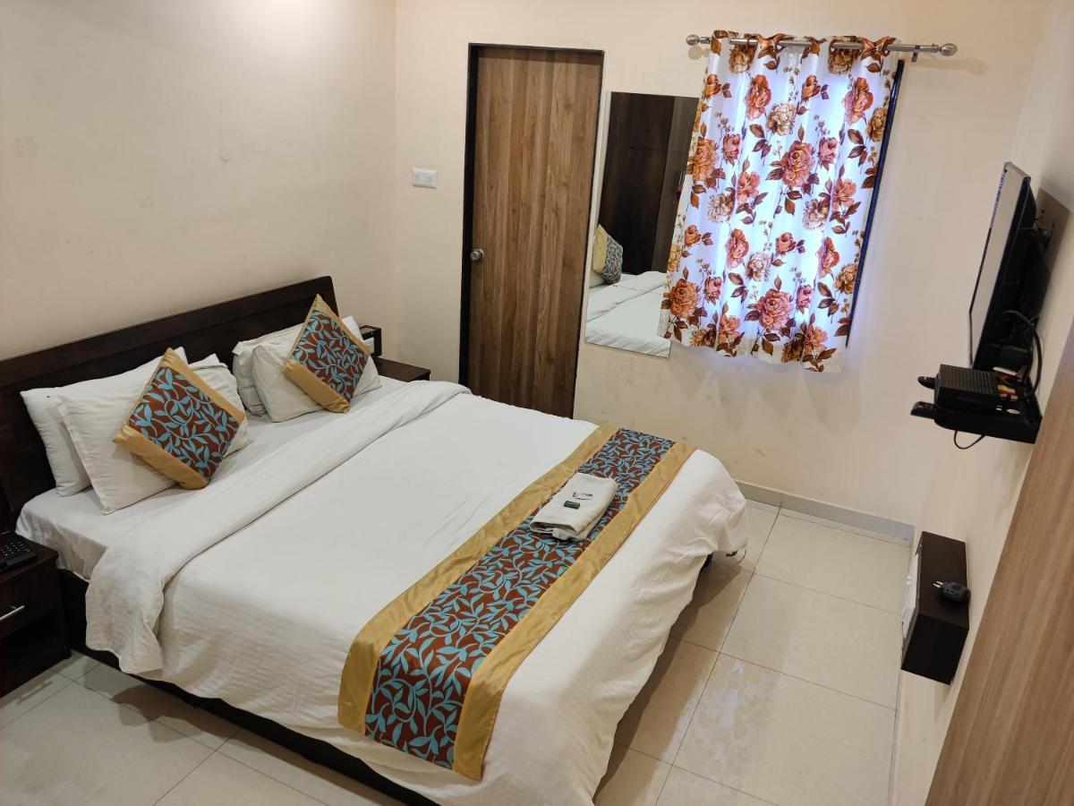 Hotel Blue Leaf ราชโกฎิ ภายนอก รูปภาพ