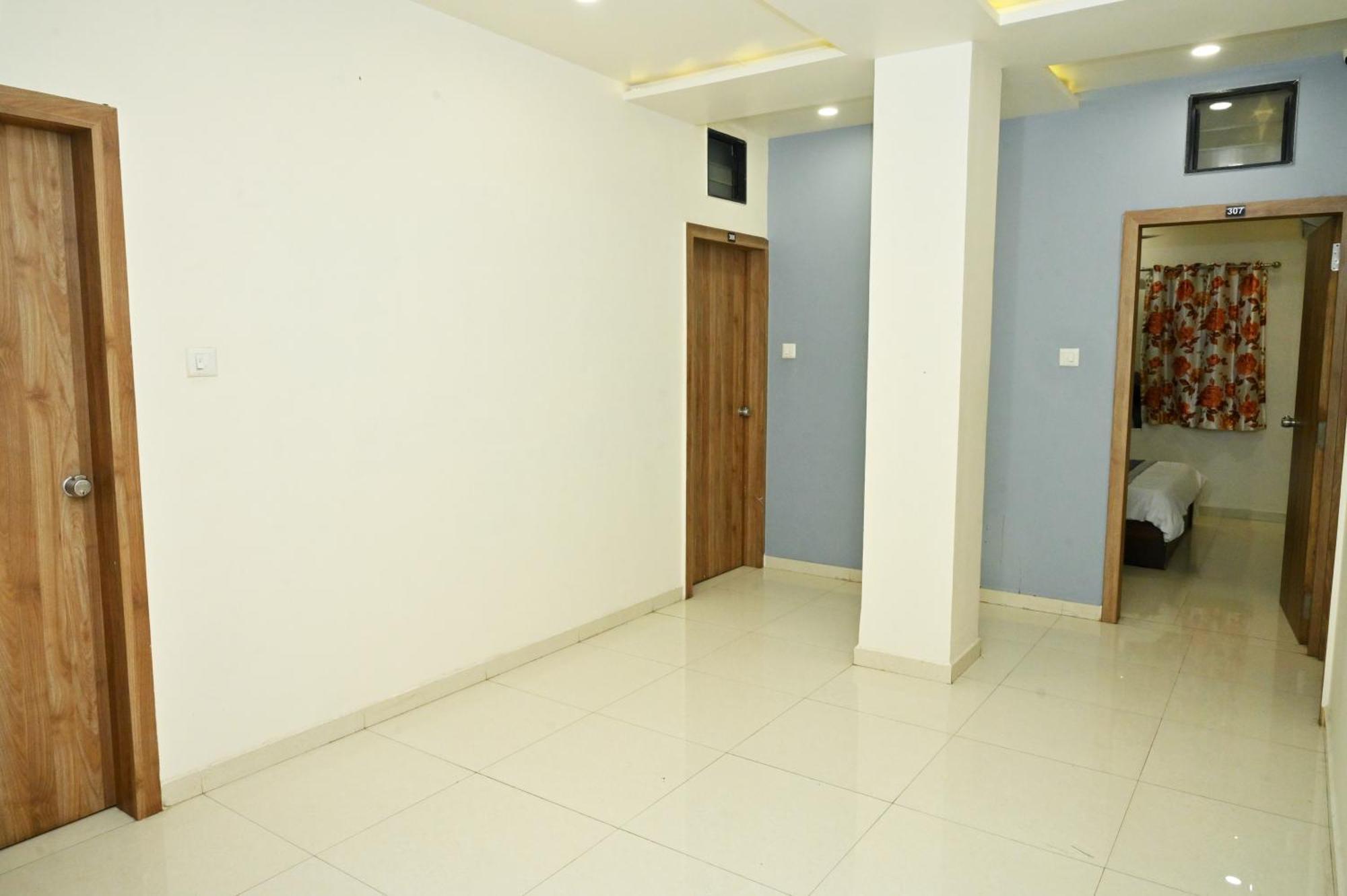 Hotel Blue Leaf ราชโกฎิ ภายนอก รูปภาพ