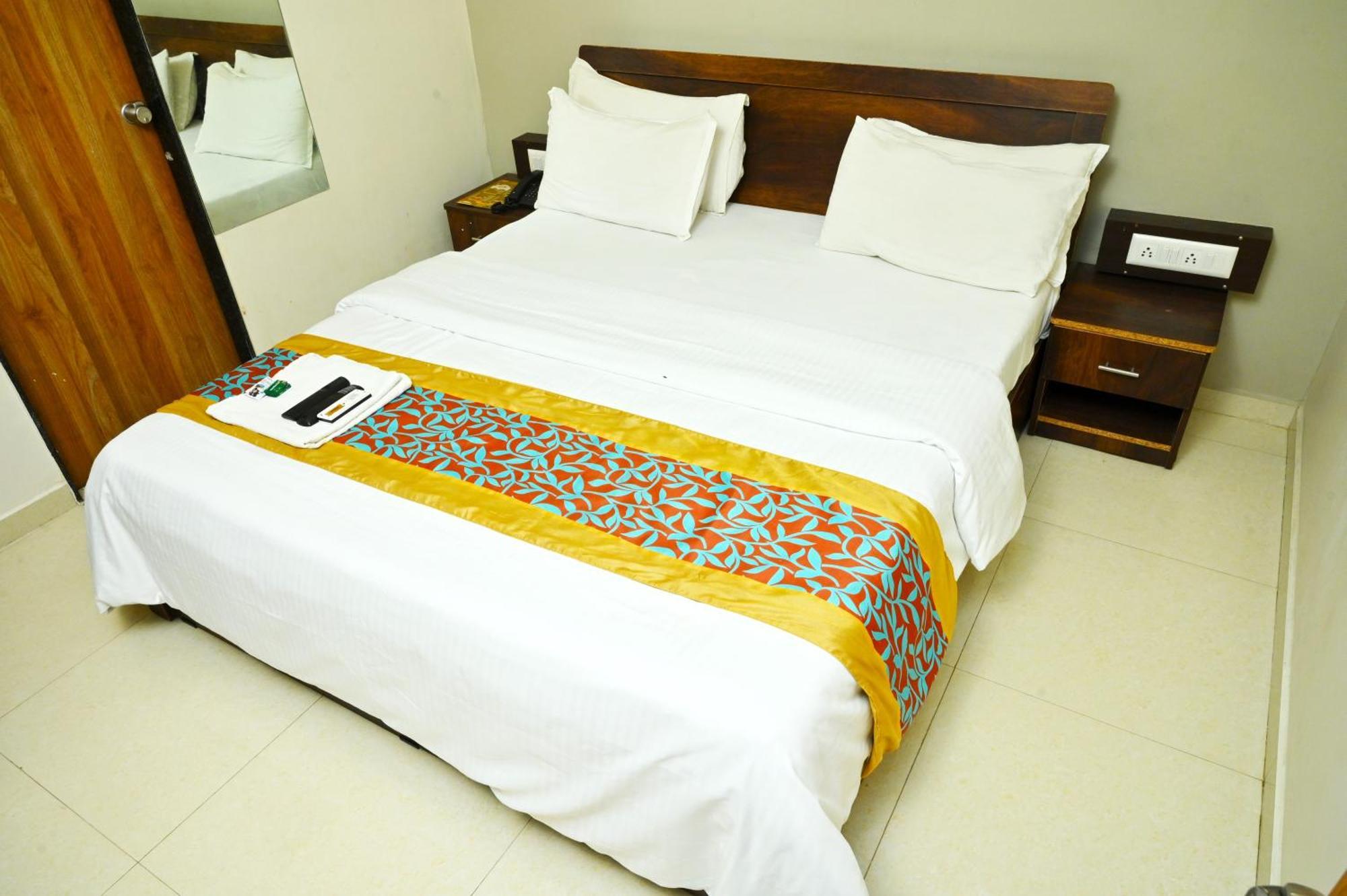 Hotel Blue Leaf ราชโกฎิ ภายนอก รูปภาพ