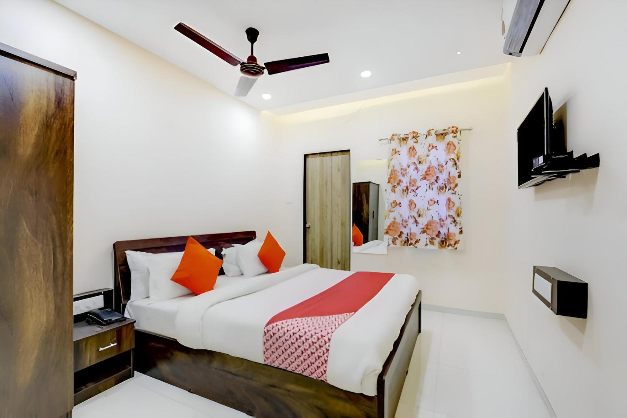 Hotel Blue Leaf ราชโกฎิ ภายนอก รูปภาพ